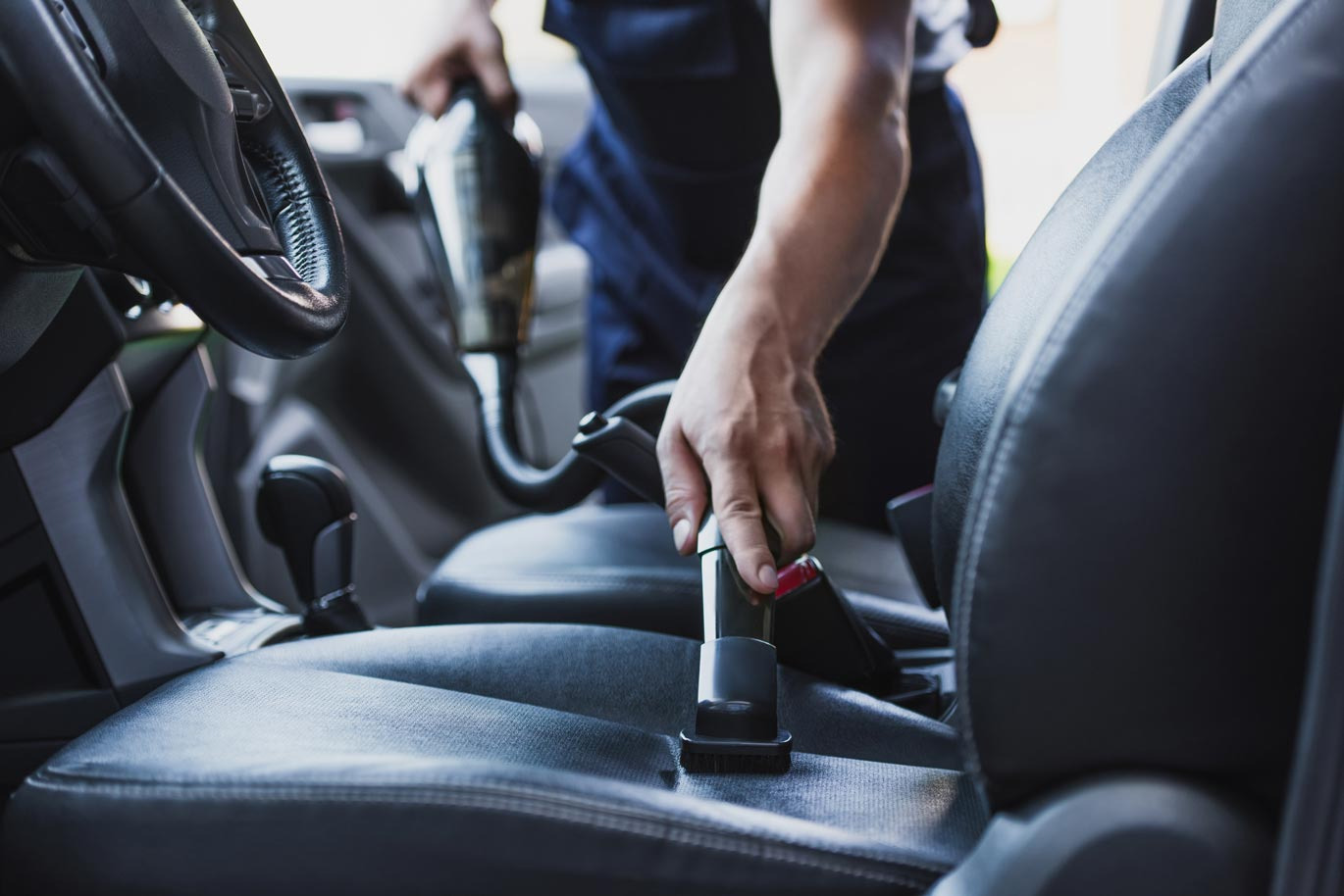 Auto salona tīrīšana
